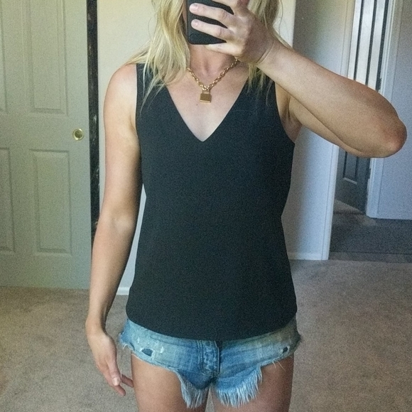 Wayf Tops - EUC 🔥 Black V-neck Tank Top